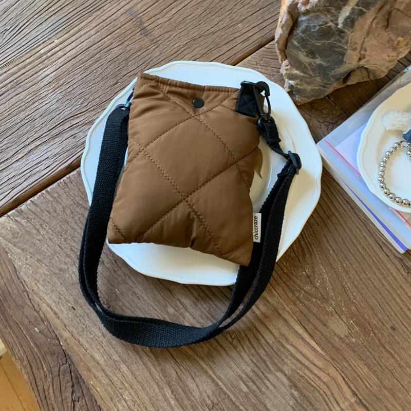 

Single shoulder lightweight messenger bag, female tide niche design, soft and portable mobile phone bag, versatile shoulder bag коричневый
