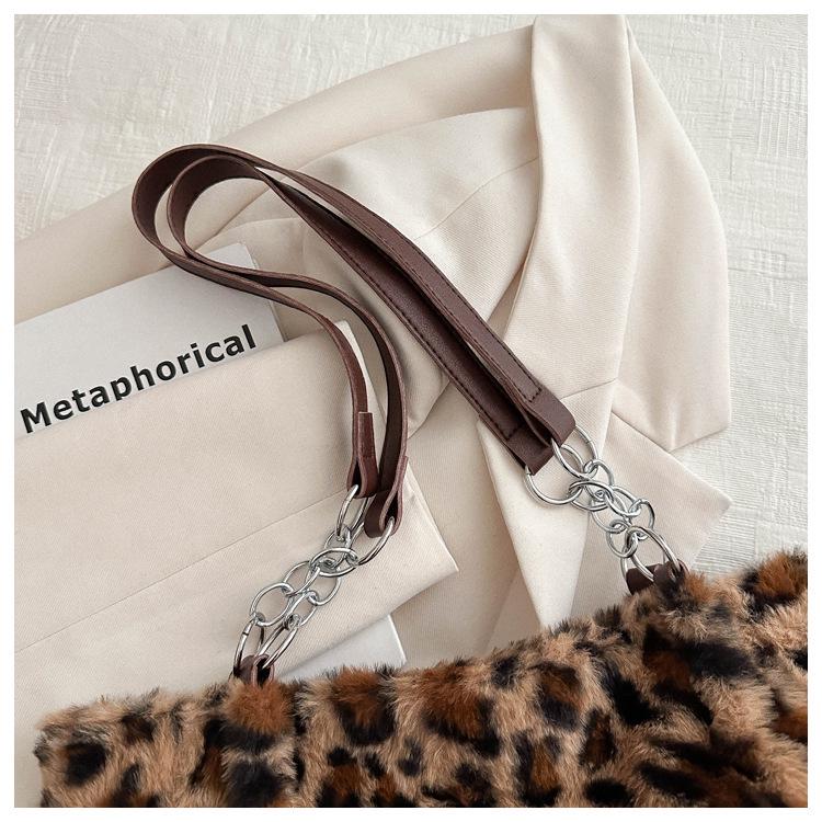 Trendy Leopardia Plyšová Reťazová Taška cez Rameno: Štýlový, Všestranný a Neformálny.