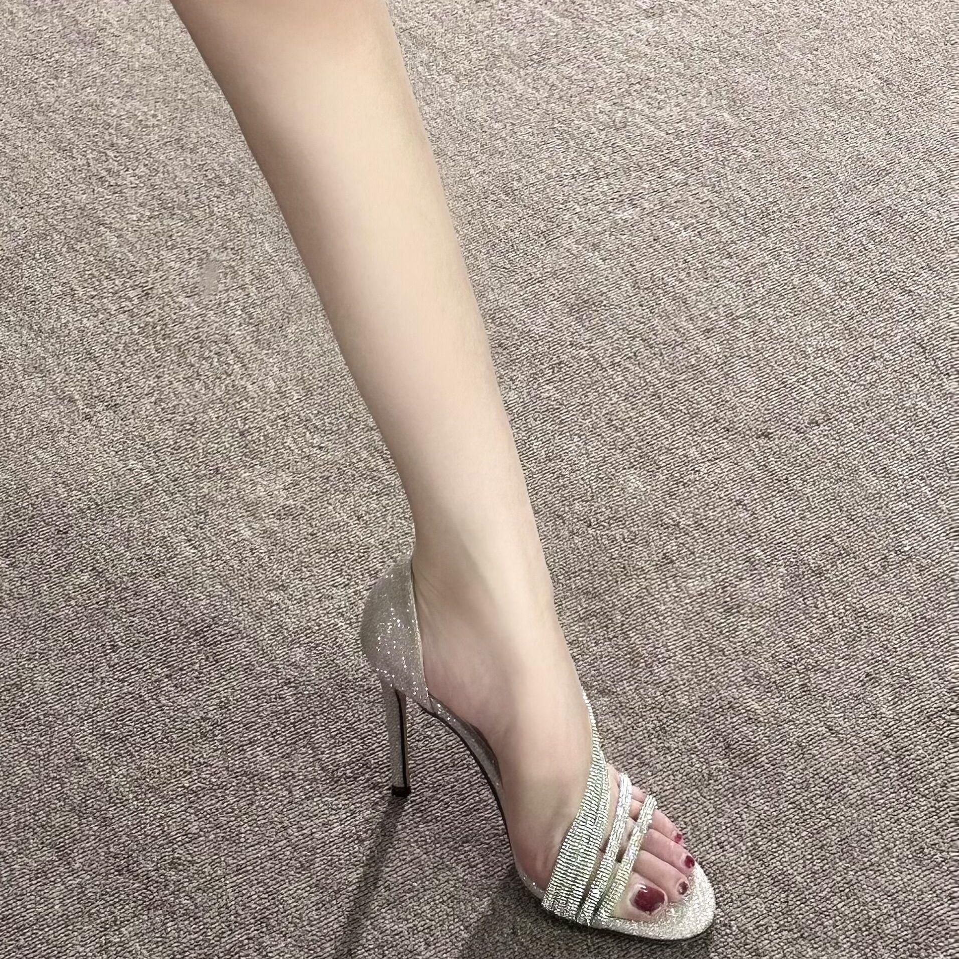 

Beautiful! Fashion temperament high-end sexy 2025 early spring new French high heels French rhinestone sandals stiletto 40 шампанского