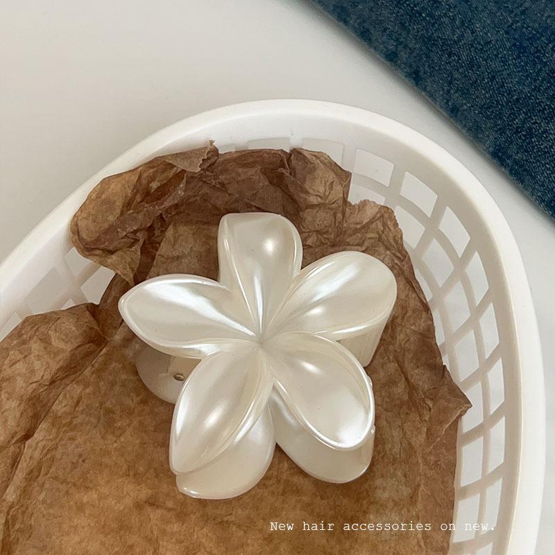 1/2 Pcs Flower Hair Clips Simple Shiny Egg Flower Hair Claws Frangipani Hair Clip for Women Girl Summer Beach Travel Accessories