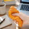 Realistisches Croissant-Spielzeug - Langsam aufgehendes weiches Stressball für Erwachsene und Kinder