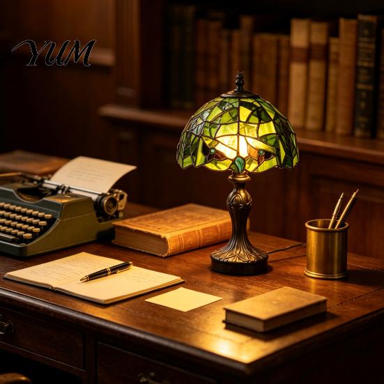 Retro Style Entrance Lamp Green Stained Glass Desk Lamp, Hand-Carved Resin Base Vintage Tiffany Atmospheric Decor Table Light for Bedroom Study