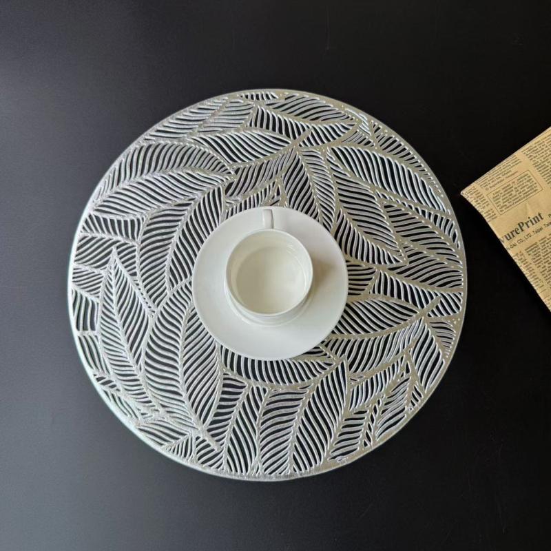 

1 шт. Круглые подставки под тарелки Ресторан Лист ПВХ Полые подкладки Защита от горячего Коврик для обеденного стола Плетеный узор Подставка для стола Уличная посуда серебряный