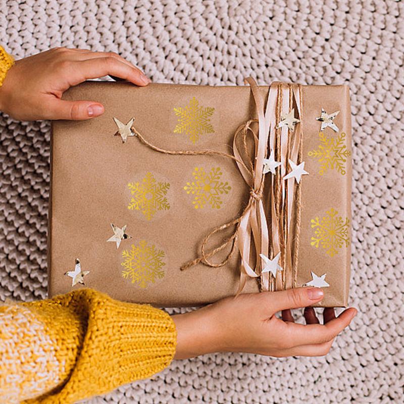 1 roll of Christmas gold snowflake sticker, transparent circular gold printed snowflake sticker, suitable for Christmas and winter envelope stickers