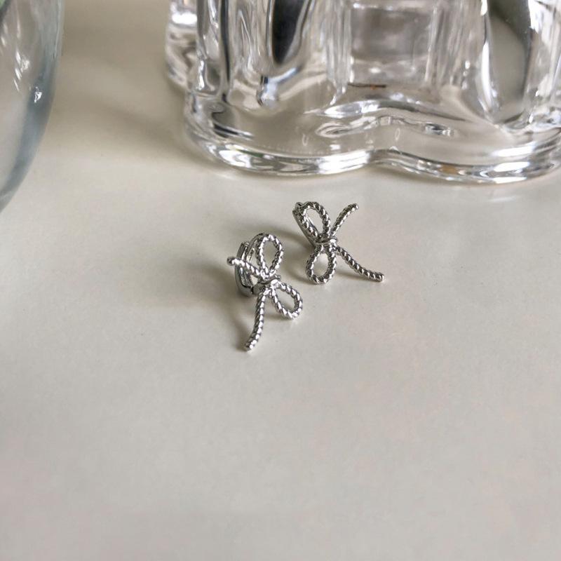

Twist Metal Bow Ear Buckle Female Design Sense Sweet Personality Temperament Fashion Elegant Versatile Earrings