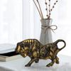 Statua di Toro in Resina con Finitura Ottone per Decorazione Domestica (Confezione da 1, Oro e Nero)
