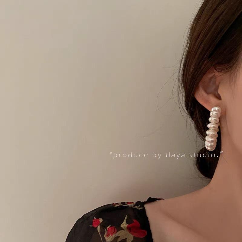 Elegant Pearl C-Shaped Stud Earrings: 2024 Fashionable Light Luxury Women's Half-Circle Ear Jewelry