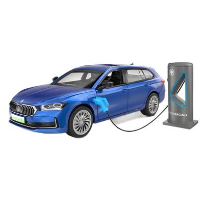 Modèle de Voiture en Alliage Skoda Superb IV Combi 1/35 Son et Lumière Jouet pour Enfants Objets de Collection Cadeau d'Anniversaire