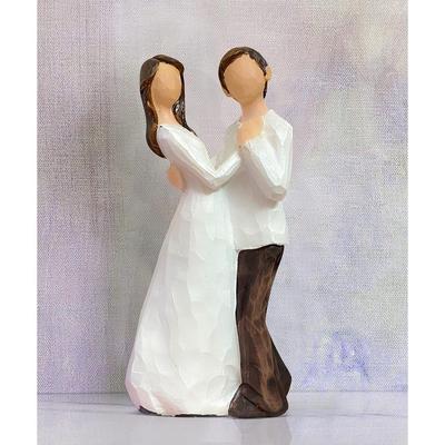 Statua di coppia romantica di medie dimensioni dipinta a mano | Bellissimo arredamento in resina per la casa (Confezione da 1, colore bianco e marrone)