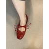 2025 neue Leder-Plissee-Riemen Ballerinas runde Spitze flacher Ausschnitt flache Sohle Mary Jane Einzel-Schuhe Damen Retro kleine rote Schuhe