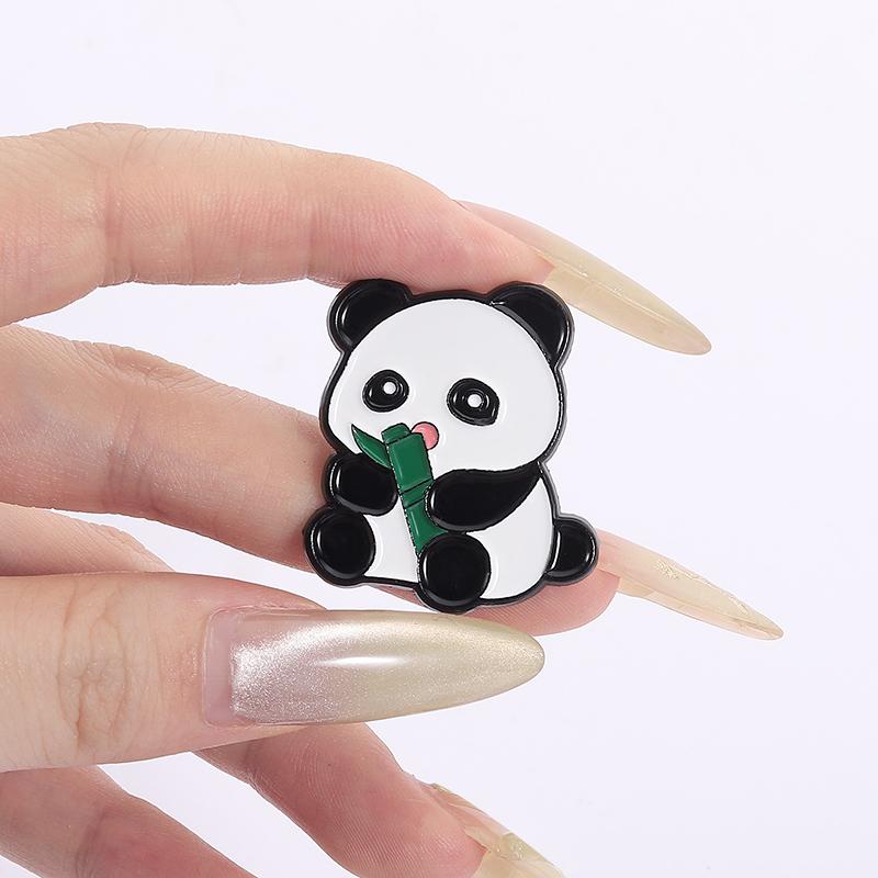 Söt Panda som äter Bambu Emaljpins Tecknad Rolig Djur Broscher Knapp till Krage Ryggsäck Smycken Gåvor För Barn Vänner