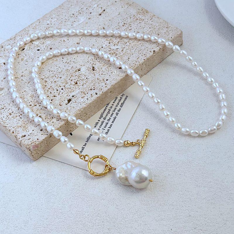 

Elegant Baroque Pearl Necklace with Irregular Pendant