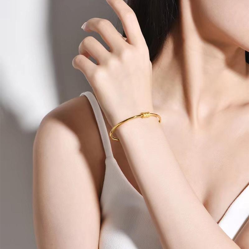 Hot-Selling Women's 2.8mm Sand Gold Openable Coil Bangle