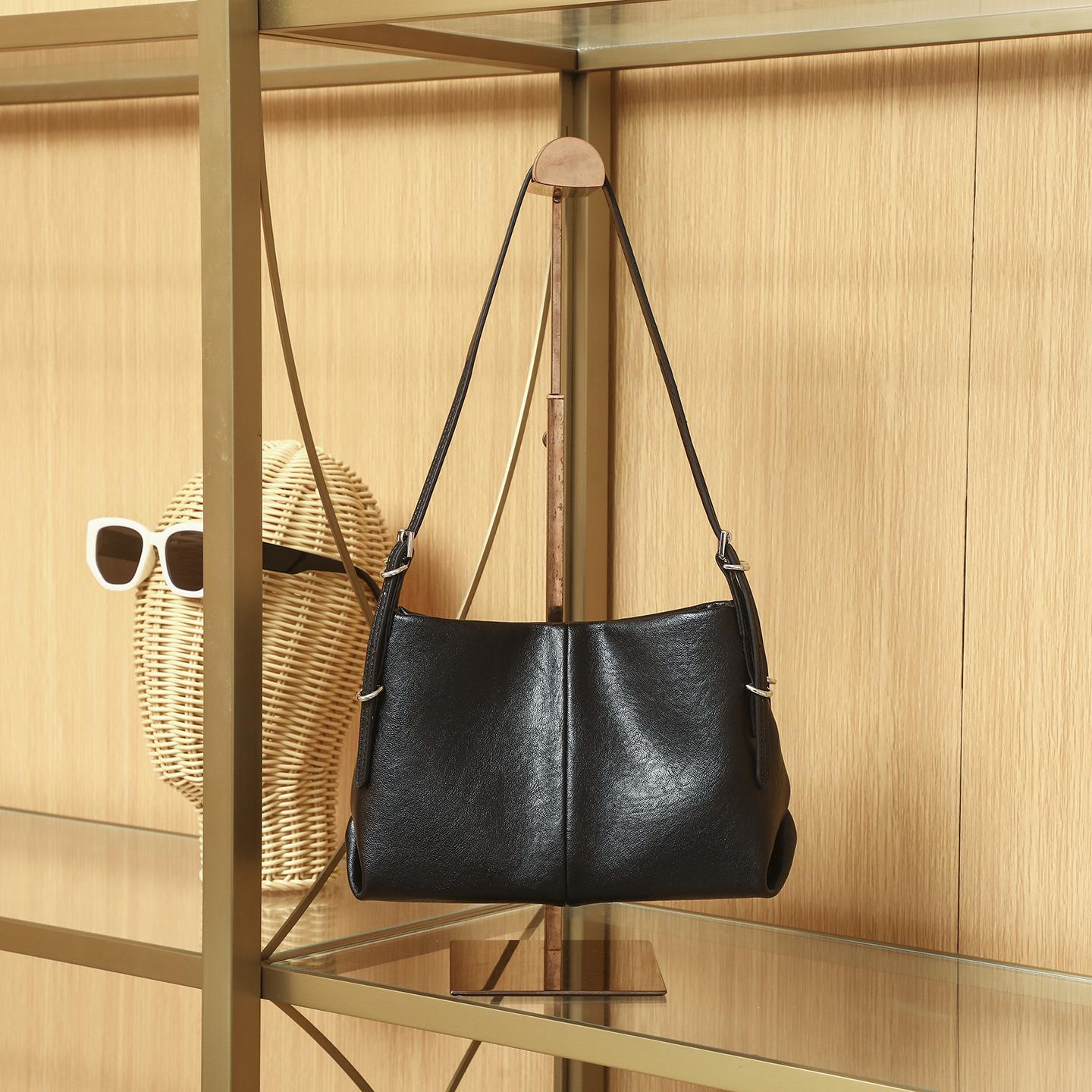 

2025 Fall/Winter New Fashion Versatile Shoulder Underarm Bag, Niche High-End Large Capacity Handheld Crossbody Small Square Bag 26*10*16CM чёрный