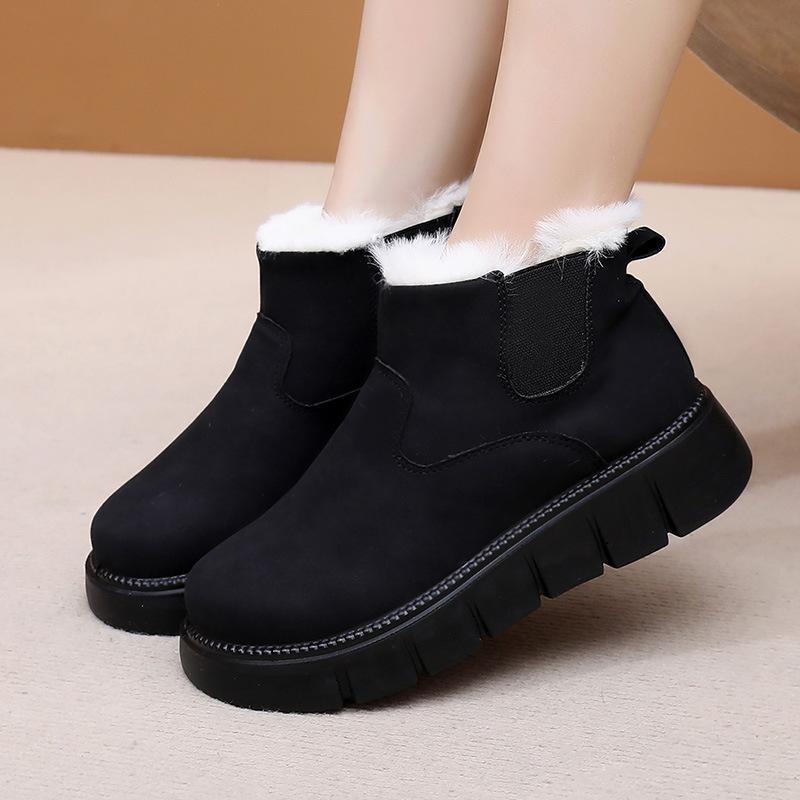 Жіноче взуття універсальне. Короткі снігові чоботи на товстій підошві зручні та не ковзають, їх можна носити на одну ногу