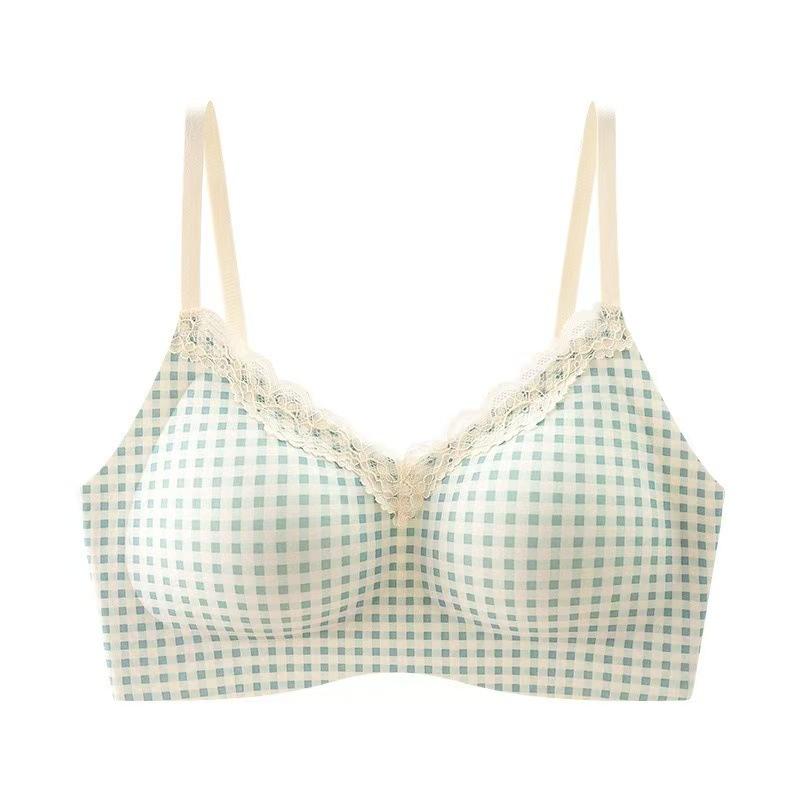 Intimo da donna estivo, adorabile, dolce, in pizzo, con coppe preformate e raccolte sul seno, senza cuciture visibili