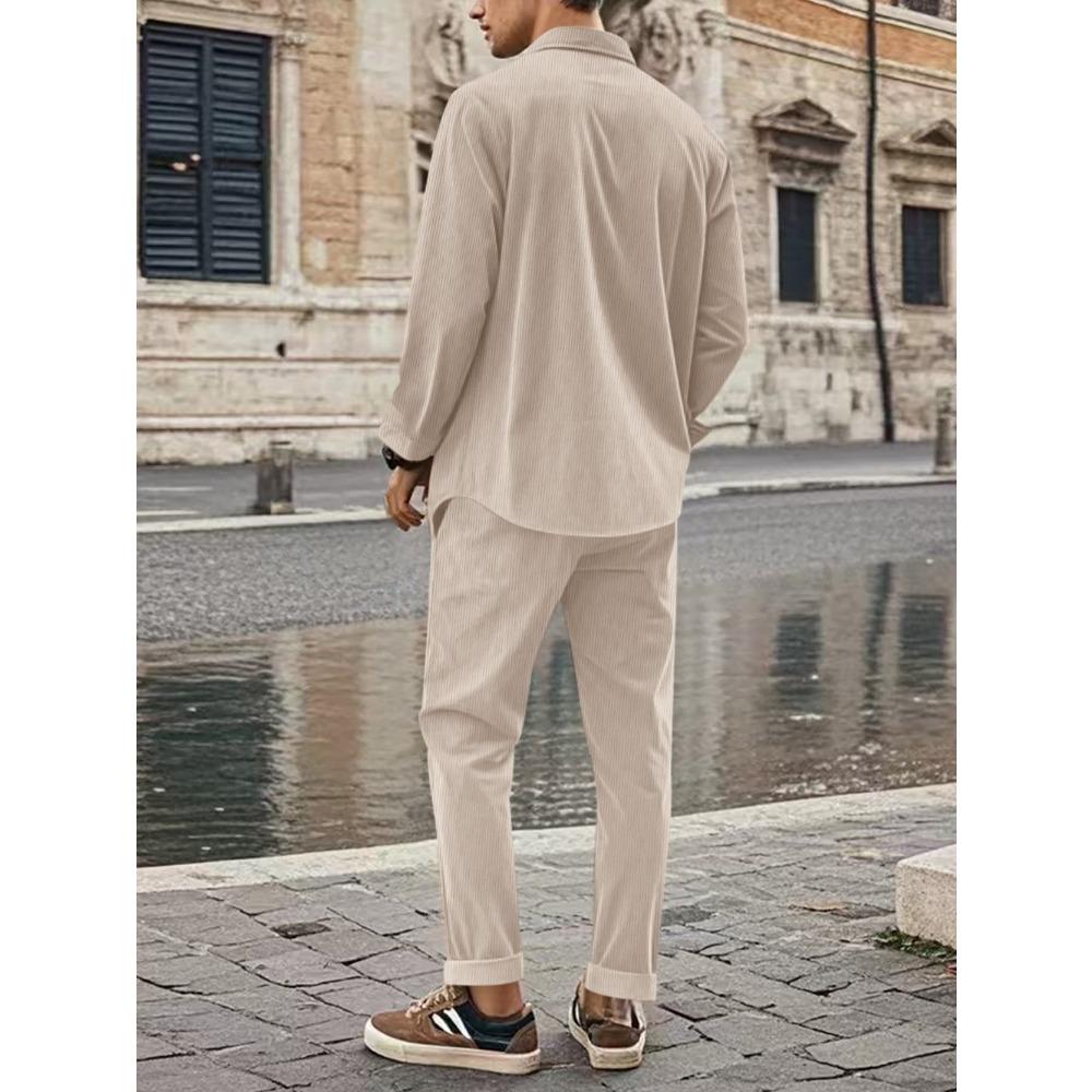 Completo da uomo autunnale casual con camicia a bottoni a maniche lunghe e pantaloni lunghi