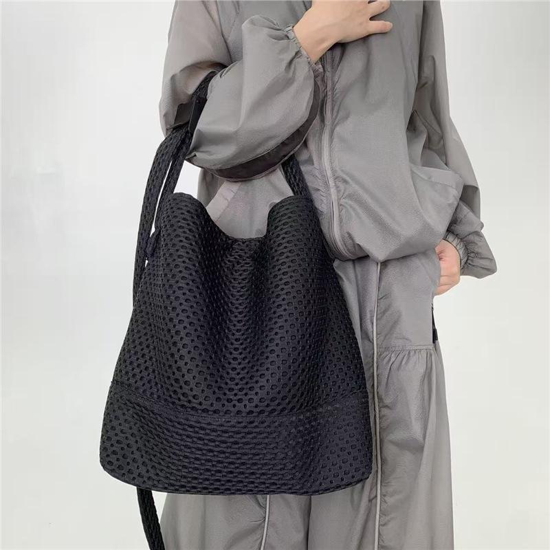 Women'S Solid Color Mesh Casual Shoulder Bag Large Capacity Retro Versatile Messenger Handbag