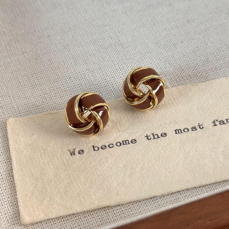 

Французские винтажные серьги с запахом для женщин, дизайнерские серьги с заклепками, темпераментные серьги Майяра для женщин с превосходным чувством