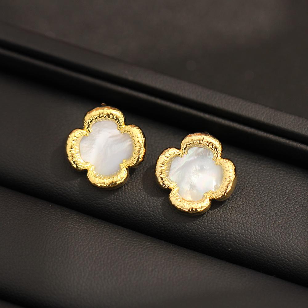 Vierblättriges Kleeblatt Französische Retro-Blumenstecker Ohrringe Damen Muschel Perlmutt Kleine Duftende Elegante Temperament Schmuck Silberne Nadel Ohrringe