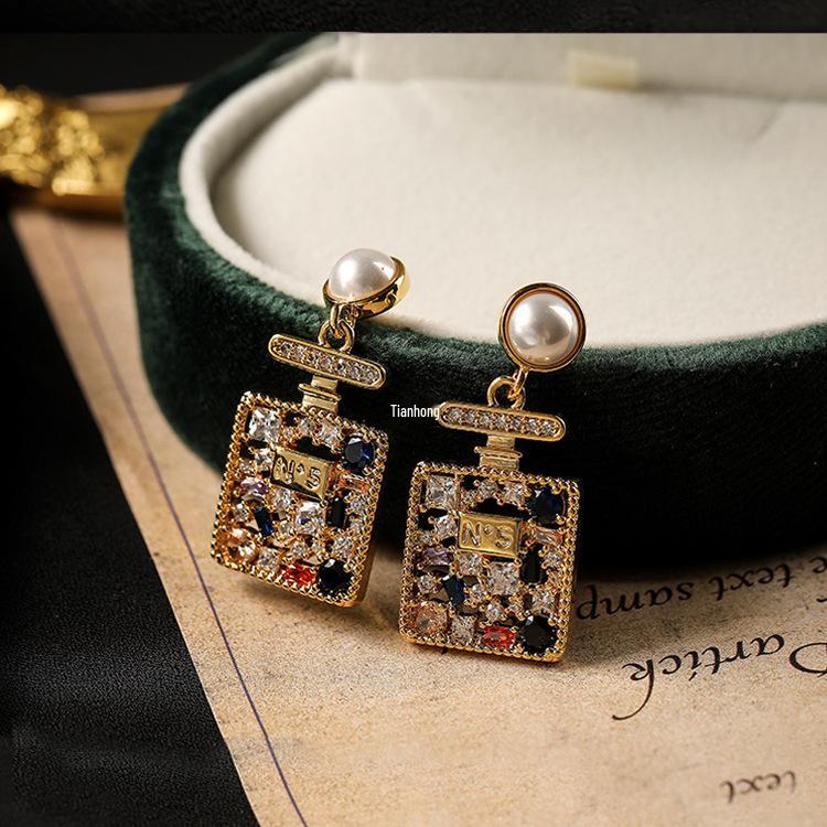 Luxusní perlové visací náušnice: Šik letní prázdninový styl 2025 pro ženy