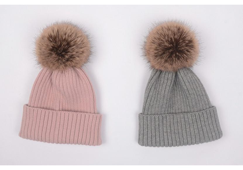 Gorro de Punto de Hilo Retorcido de Terciopelo Europeo y Americano con Pompón de Piel Sintética de Mapache - Estilo Versátil para Padres e Hijos