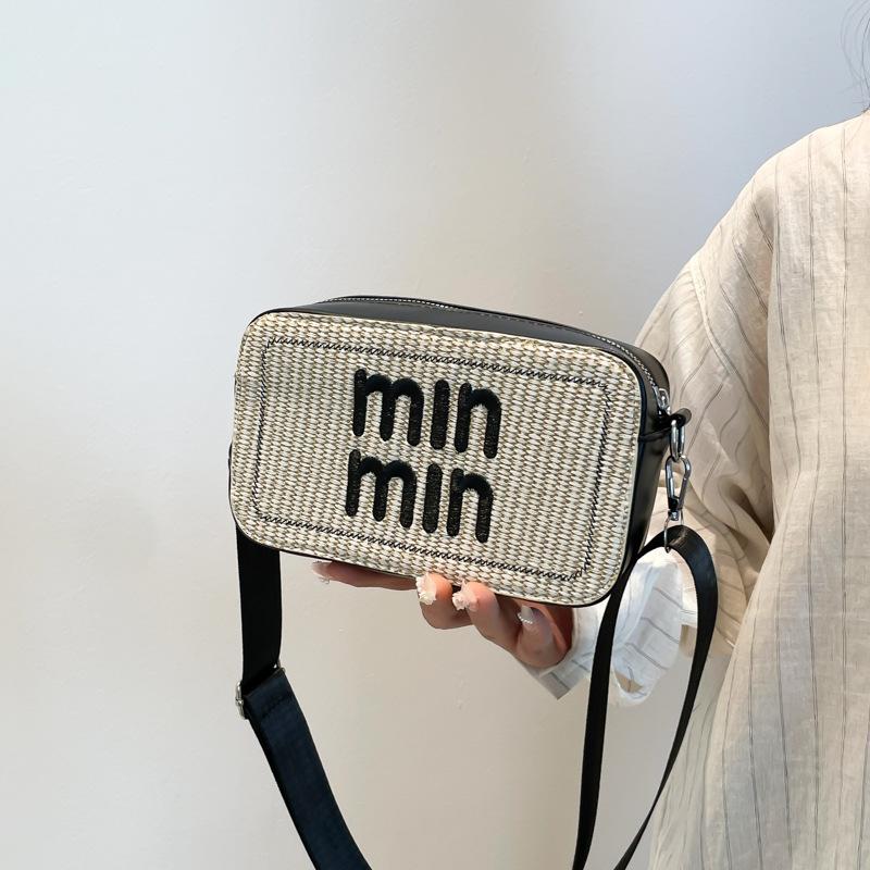 

Spring new versatile foreign style simple letter printing wide shoulder strap small square bag women s niche premium messenger bag чёрный