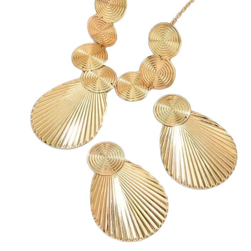 European and American Geometric Discs Are Exaggerated, Simple and Elegant Atmospheric Necklaces, Earrings and Jewelry Sets.