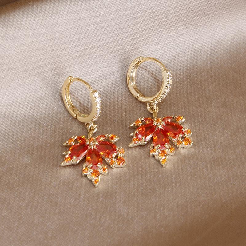 

Новый дизайн 2023 года, серьги-гвоздики с красным кленовым листом для женщин, модные брендовые ювелирные изделия, серьги с кристаллами в виде листьев