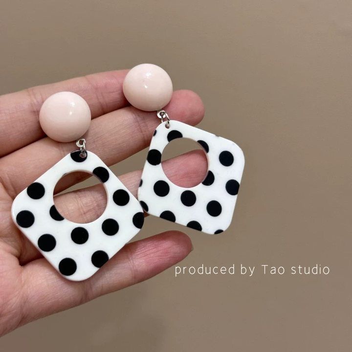 Dopamine flower ear hook women's new holiday style accessories ear clips without ear piercings, high-end seaside cute ear accessories