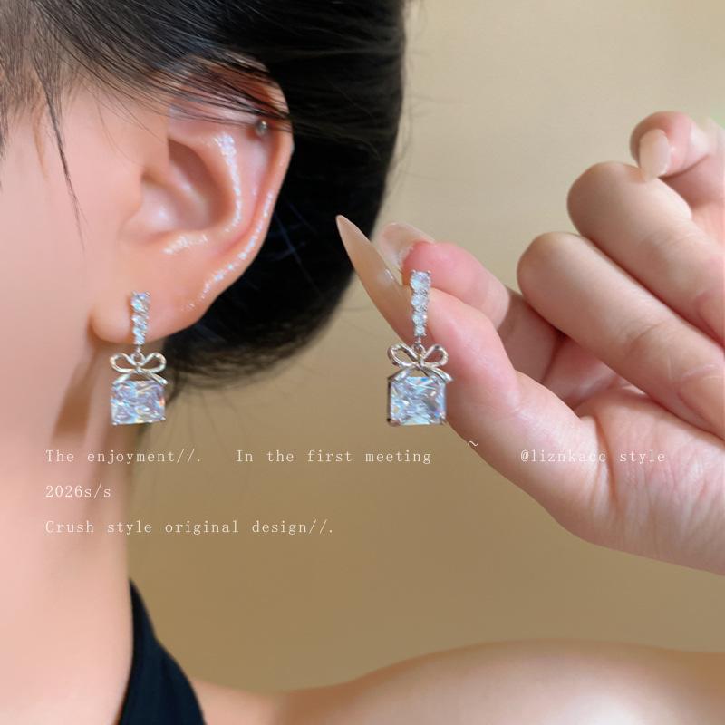 High-end Temperament Light Luxury Bow Zircon Earrings Women's Niche High-end Sense Diamond-set Stud Earrings Versatile Geometric Earrings Tide
