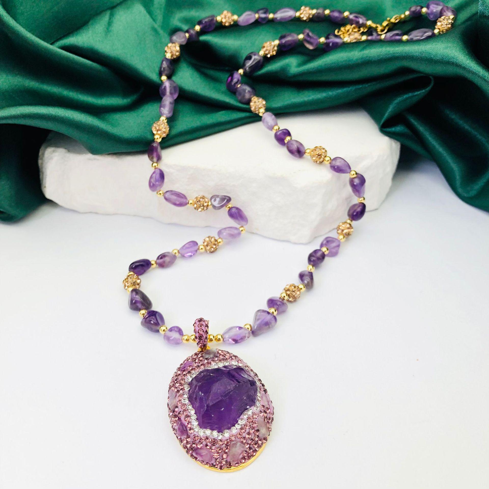 

Ожерелье из фиолетовой руды с покрытием из 18-каратного золота и инкрустированным аметистом