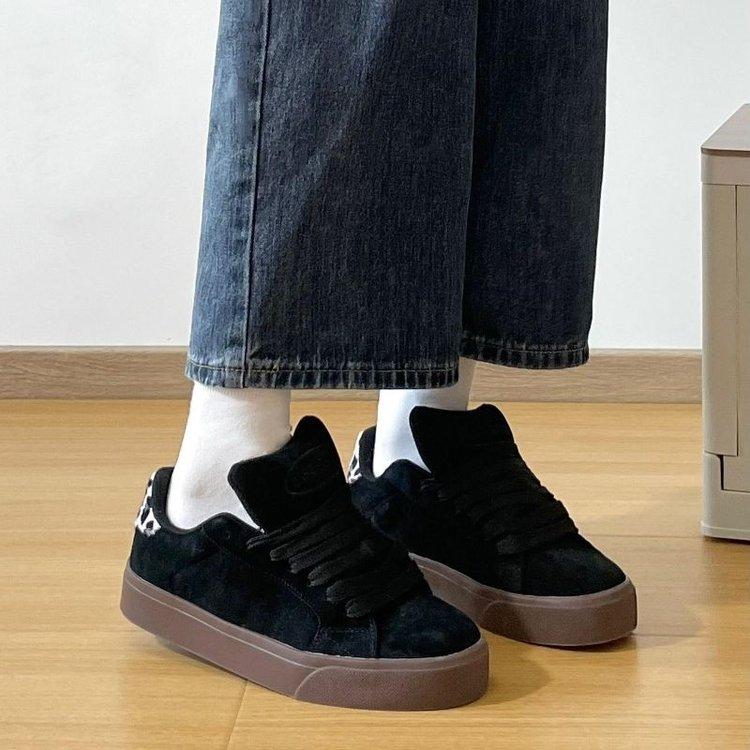 

2025 autumn new retro black high-value low-top board shoes women s ins trendy flip fur versatile casual shoes 40 чёрный