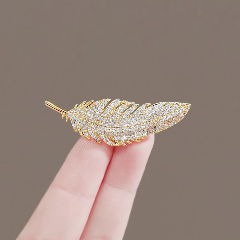 

Темпераментная брошь в виде пера из бриллиантов High Sense Niche Suit Brooch Light Luxury Pin Pin для воротника Anti-Light Fixed Accessories