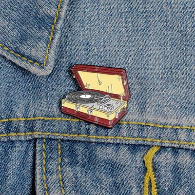 Unisex Koffer Schallplattenspieler Emaille Brosche Pin Jeansjacke Abzeichen Schmuck