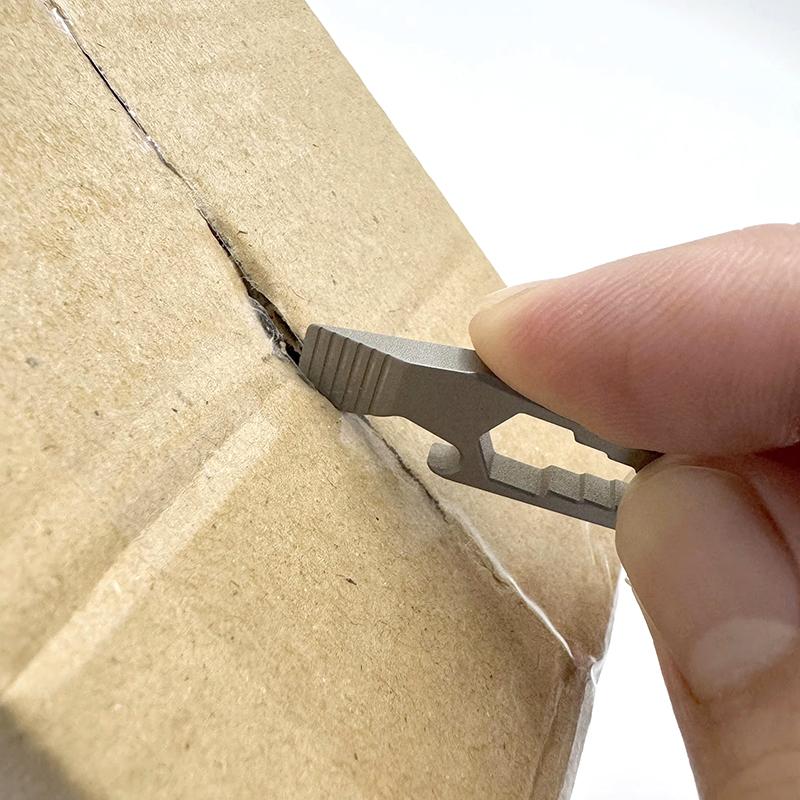 Mini Leva Apribottiglie Multifunzione in Lega di Titanio Chiave Inglese Esagonale Graduata Portachiavi Attrezzatura da Campeggio Gadget EDC per Esterno