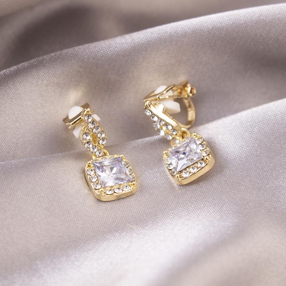 Brincos de pressão triangulares elegantes para orelhas não furadas - Versáteis e com um toque de luxo leve para o uso diário.