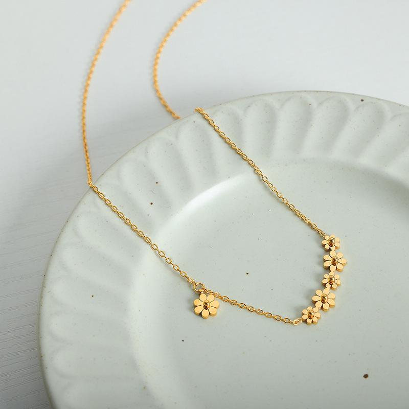 18K Gold Titanium Steel Classic Flower Pendant Necklace - Vintage, Elegant, Versatile, Niche Jewelry