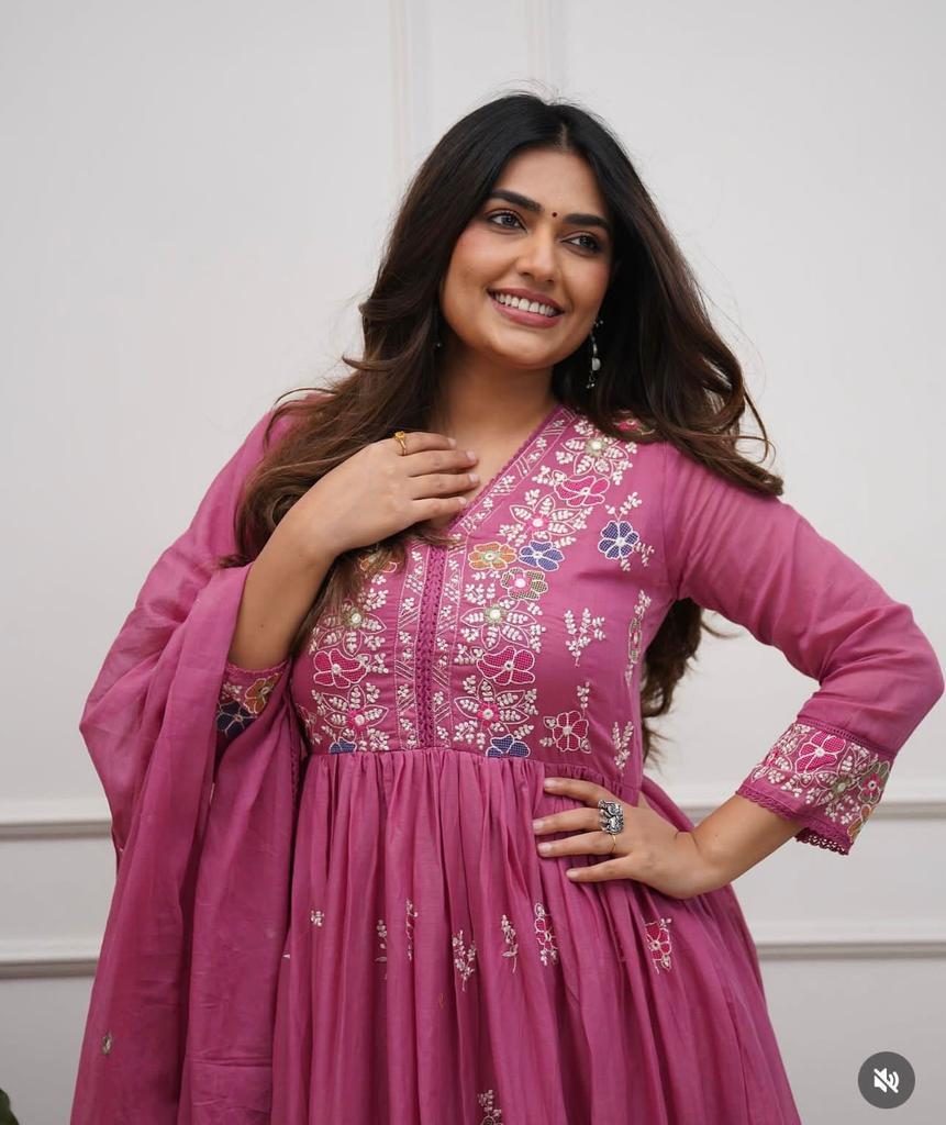 Women's Embroidered Kurta Pant Dupatta Set Indian Ethnic Bollywood Salwar Kameez