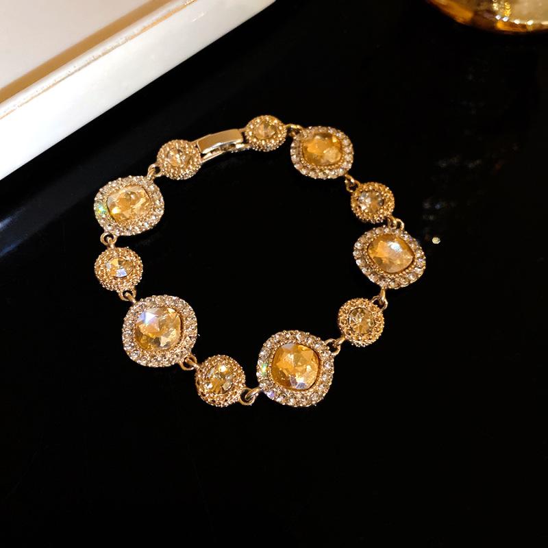 Französisches Armband mit eingelegten Diamanten und runder Schnalle - Retro-Hofstil, Luxuriöses Herbst-/Winterarmband