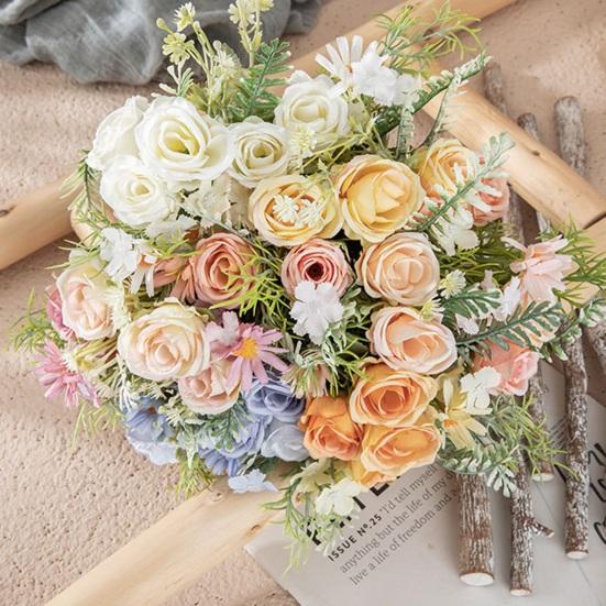 Wunderschöner künstlicher Blumenstrauß aus mehreren Schichten, farbenfroh und dekorativ