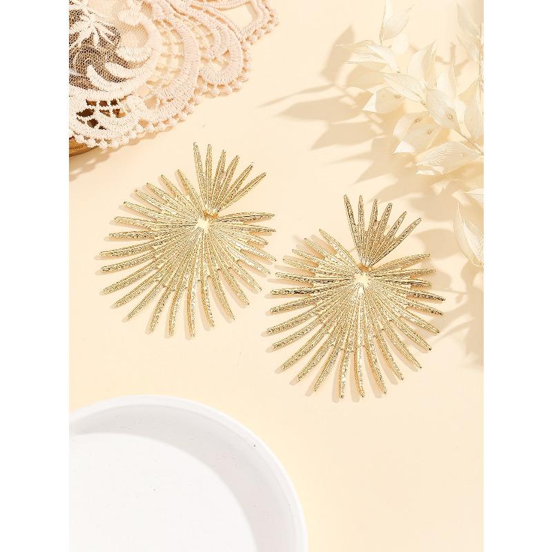 Exaggerated Geometric-shaped Metal Earrings with A Fashionable Retro Vibe, Cool Style, and Pearl Accessories.