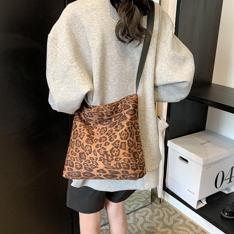 Retro Bag Women's 2025 Autumn and Winter New Trendy Large-capacity High-end Tote Bag Fashion Casual Shoulder Bag