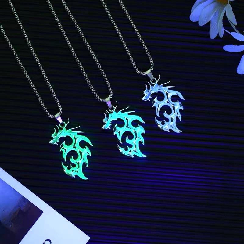 Collier Dragon Flamme Lumineuse Personnalité Punk Lumineux Pendentif Lumineux Brille dans le Noir Chaîne de Pull Collier Lumineux Bijoux Hiphop