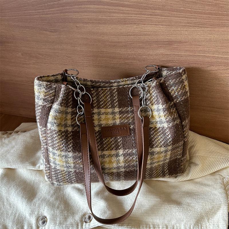 Spacious Grid Pattern 2023 Fall Winter Casual Trendy Nylon Commuter Shoulder Tote Bag For College Students