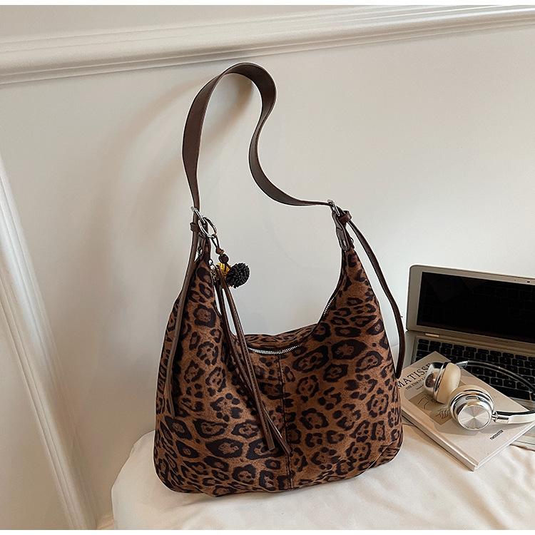 

Retro fashion leopard print underarm bag women s 2025 winter new niche commuter shoulder bag large capacity tote bag темно-коричневого