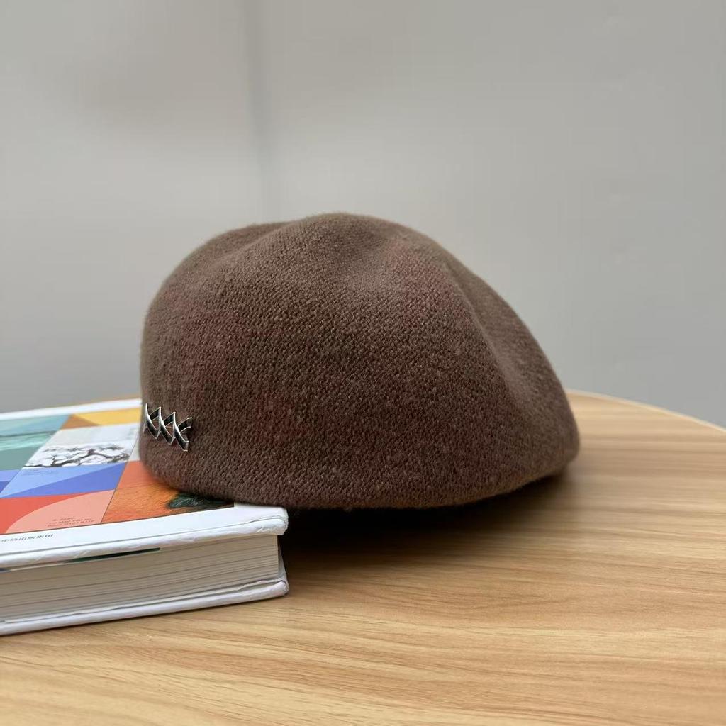 Korean Style Autumn/Winter Metal Label Reversible Beret for Women - Fashionable, Face-Slimming Newsboy Hat for Large Head Circumference