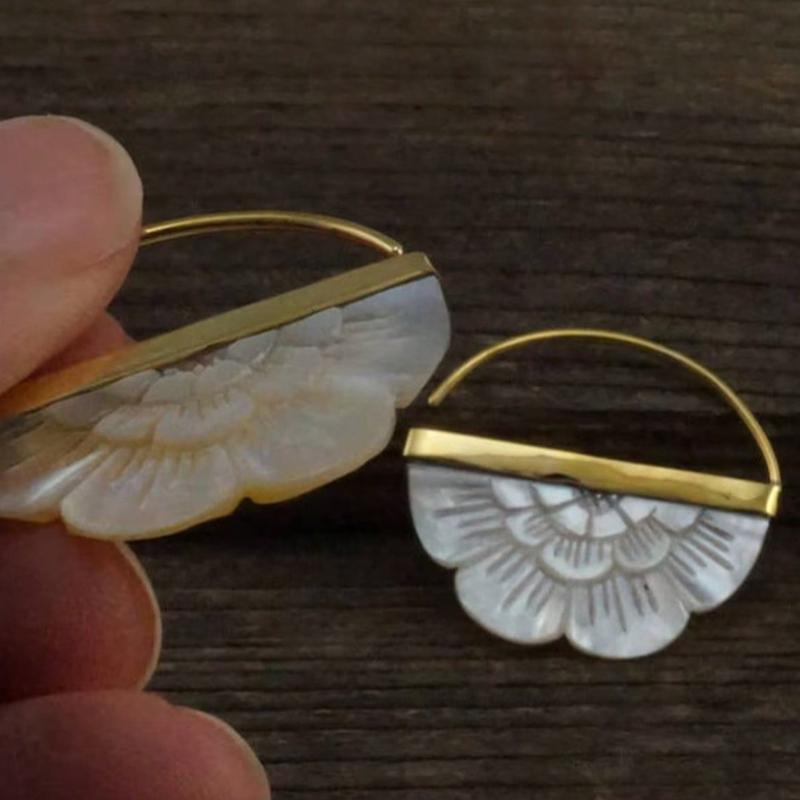 2 Exquisite Carved Flower Pendant Earrings, Ladies' Retro Style Holiday Party Accessories Jewelry