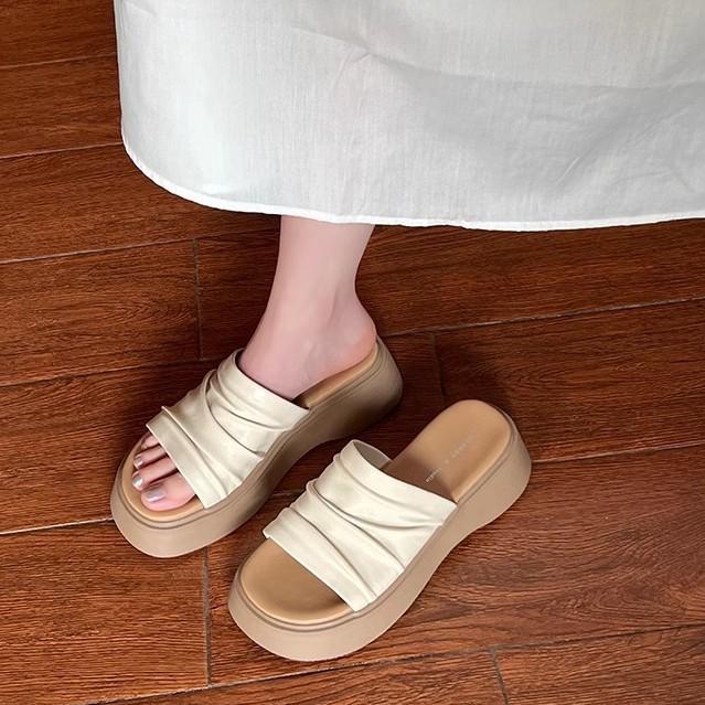 2025 summer new soft leather pleated thick-soled small versatile sandals women's one-pedal retro soft-soled muffin shoes