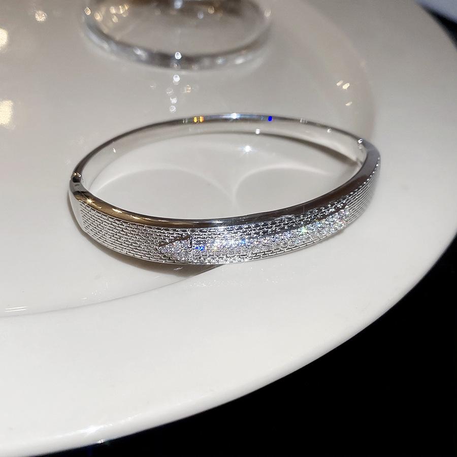 Elegant Geometric Rhinestone Zircon Buckle Bracelet: A Versatile and Luxurious Accessory for Women